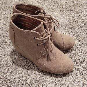 Toms Light Beige Wedges with Suede Material and Casual Style